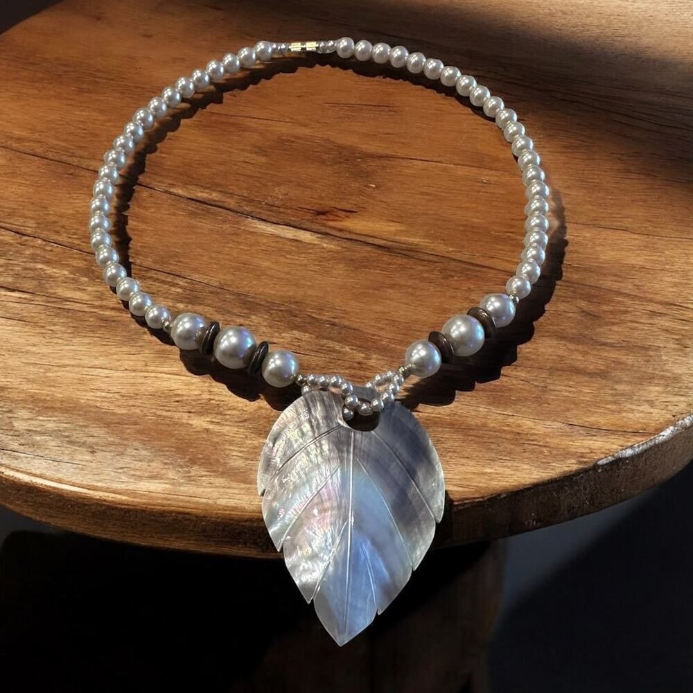 Vintage Mother of Pearl Leaf Pendant Necklace-Beaded